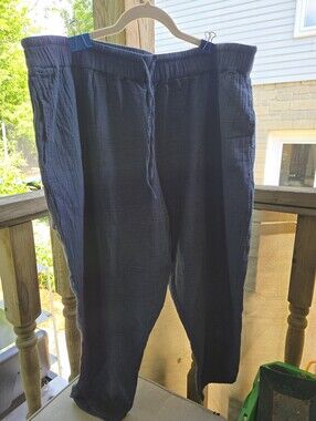 Pact Women's XXL barrel 100% cotton gauze cropped pants.